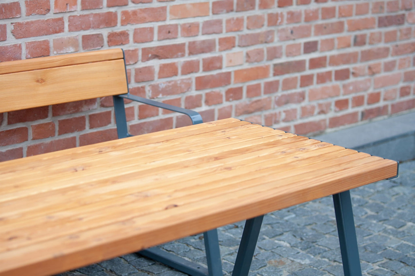 Stable Outdoor Table 180 cm 6-8 Seats